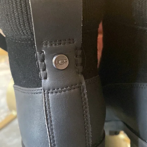 Woman lace up uggs boots - Picture 4 of 17